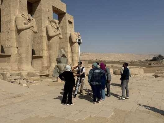 국가유산청과 한국전통문화대는 지난해 라메세움 신전 탑문 일대를 조사한 결과, 람세스 2세의 카르투슈를 발견했다고 9일 밝혔다. 사진은 라메세움 신전에서 진행한 3D 스캔 기술 교육 모습./국가유산청