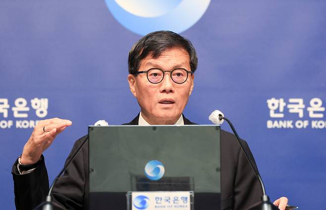 이창용 한국은행 총재가 10일 서울 중구 한국은행에서 열린 통화정책방향 기자간담회에서 취재진 질문에 답하고 있다./사진공동취재단