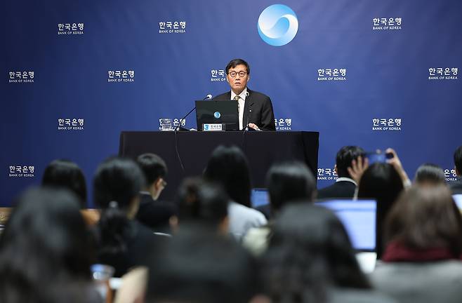 이창용 한국은행 총재가 10일 서울 중구 한국은행 본관에서 열린 금융통화위원회 본회의 후 기자간담회에서 발언하고 있다. /연합뉴스