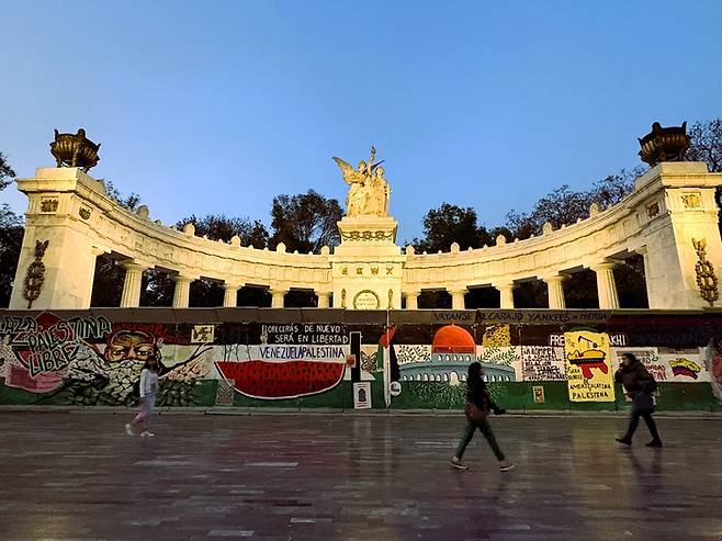 이전 멕시코 대통령 베니토 후아레스를 기리는 대리석 기념물