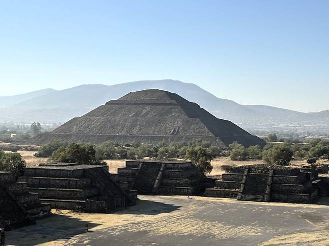 달의 피라미드에서 계단에 올라 바라다본 태양의 피라미드 측면 전경