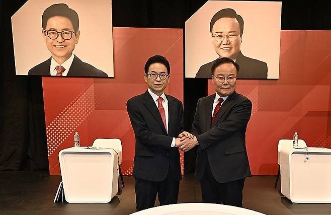 이철우 후보(왼쪽)와 김재원 후보가 지난달 31일 대구 수성구 TBC에서 열린 국민의힘 경북도지사 경선 1차 비전토론회에 앞서 기념 촬영하고 있다. 연합뉴스