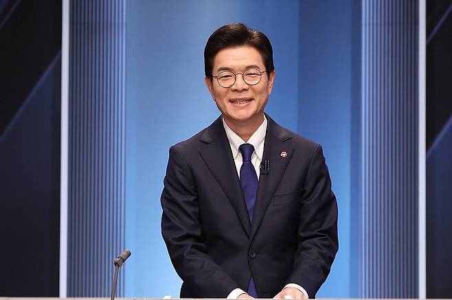 민주당 정원오 서울시장 후보가 지난 3일 서울 여의도 KBS 스튜디오에서 열린 서울시장 본경선 후보자 2차 합동토론회에서 토론을 준비하고 있다. 국회사진기자단