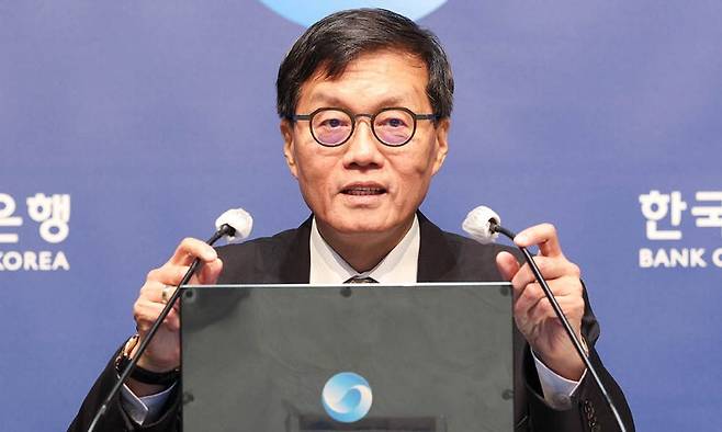 10일 이창용 한국은행 총재가 서울 중구 한국은행에서 열린 통화정책방향 기자간담회에서 발언하고 있다. 연합뉴스