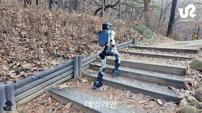 유로보틱스·이동킷(E-DONG-KIT) 기반의 어떤 지형도 극복 가능한 휴머노이드 보행 기술.ⓒKAIST
