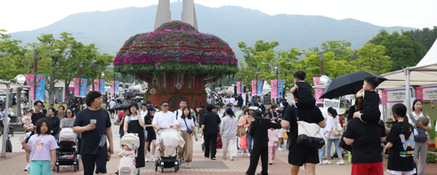 지난해 열린 K컬처 박람회를 찾은 가족 단위 관람객들이 인산인해를 이루고 있다. 천안시 제공