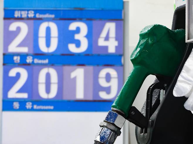 서울 주유소 평균 경유 가격이 2000원을 넘긴 9일 서울 시내 한 주유소에 경유가 2019원에 판매되고 있다. 2026.04.09 뉴시스