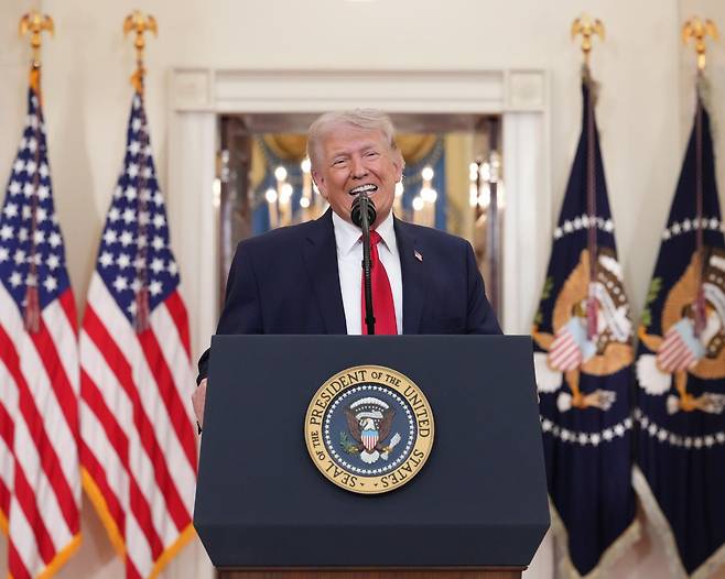 [워싱턴=AP/뉴시스] 도널드 트럼프 미국 대통령이 1일(현지 시간) 백악관 크로스홀에서 이란 전쟁과 관련해 대국민 연설을 하고 있다. 트럼프 대통령은 “2~3주 동안 이란을 대대적으로 타격할 것”이라며 “이란을 석기시대로 돌려보낼 것”이라고 말했다. 2026.04.02.