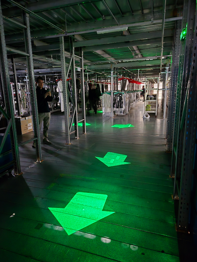스마트가이드는 바닥에 피난 방향 화살표를 연속으로 표시해 피난자를 탈출구까지 안내한다. 철도연 제공.