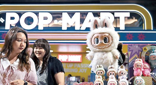 태국 방콕 시암센터 쇼핑몰에 마련된 팝마트 팝업 스토어에 털북숭이 캐릭터 인형 라부부가 전시돼 있다. /사진 AFP연합