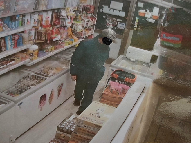 무인점포에서 사과 편지를 남기고 음식을 훔친 남성에게 점주가 "명백한 절도"라며 단호한 입장을 밝힌 사실이 알려졌다. 사진은 피해 점포 CCTV에 포착된 남성의 모습. /사진=보배드림