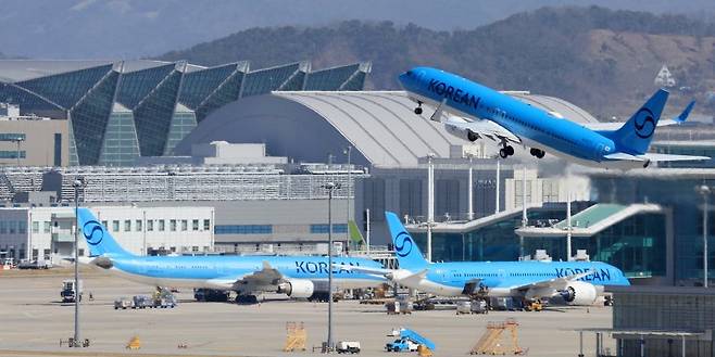 중동 사태 장기화로 국제유가가 오르면서 5월 국내선 유류할증료 인상이 예고된 7일 인천국제공항 계류장에서 항공기가 이륙하고 있다. 5월 국내선 유류할증료는 7700원에서 3만4100원으로 오르면서 제주 관광업계에도 비상이 걸렸다. 오영훈 후보는 이에 대응해 관광버스 유류비 보조와 카페리 상품 인센티브 강화 등을 검토하겠다고 밝혔다. /사진=뉴스1