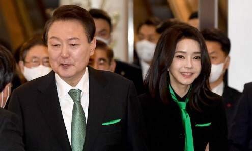 권력은 황홀한 도파민을 분출시키고 공감 능력을 빼앗는다고 ‘권력중독’은 주장한다. 사진은 윤석열·김건희 부부가 지난 2023년 1월 문화예술인 신년인사회를 하는 모습. 대통령실사진기자단