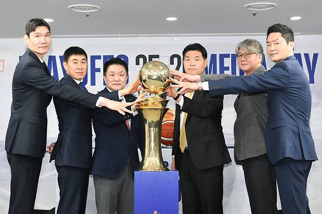 오는 12일부터 플레이오프(PO)를 시작하는 프로농구 6개 팀 감독들이 10일 서울 강남 한국농구연맹(KBL)에서 열린 미디어데이에서 각오를 다지고 있다. 한국농구연맹 제공