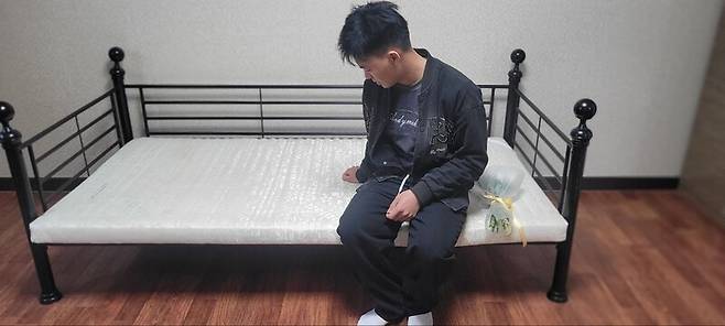 뚜안의 동생 응웬 반 뚜(오른쪽 둘째)가 10일 형이 살던 기숙사를 살펴보고 있다. 유족 제공