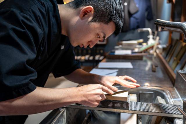 정회승 셰프가 경기 안산시에 위치한 자신의 작업장에서 칼을 갈고 있다. 장준우 제공