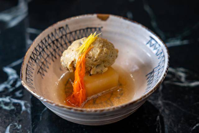 정회승 셰프가 선보인 굴 완자(카키신조)와 채소 조림 요리. 장준우 제공