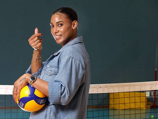 2025~26 V리그 여자부에서 GS칼텍스를 우승으로 이끌며 챔피언결정전 MVP를 차지한 지젤 실바가 8일 경기 가평군 GS칼텍스 클럽하우스 내 코트에서 일간스포츠와의 인터뷰 전 포즈를 취하고 있다. 가평=김민규 기자 /2026.04.08/