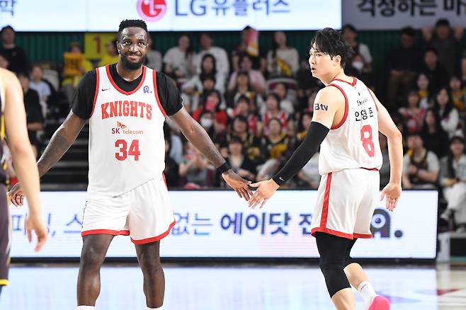 SK 워니(왼쪽)와 안영준. 사진=KBL