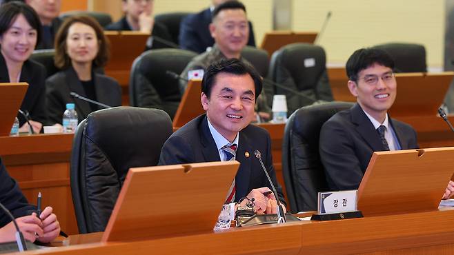 안규백 국방부 장관이 10일 국방과학연구소 대회의실에서 연구원들과 소통간담회를 가지고 있다. 2026.4.10 [국방부 제공]