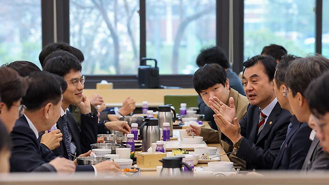 안규백 국방부 장관이 10일 국방과학연구소에서 연구원들과 소통하고 있다. 2026.4.10 [국방부 제공]