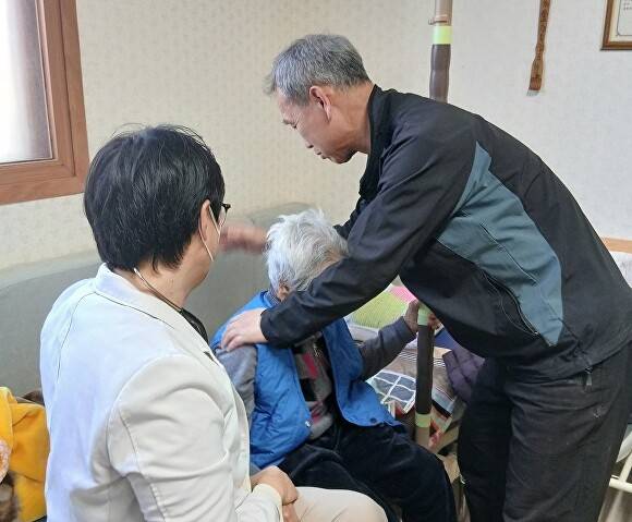 의료진이 어르신 자택을 방문해 의료서비스를 제공하고 있다. [사진=장수군 ]