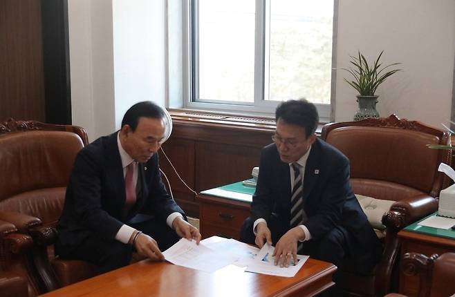 지난 8일 박덕흠 의원과 김민석 총리가 면담하는 모습이 담긴 사진 [원본] (사진, 박덕흠 의원실)