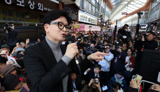 한동훈 전 대표가 지난달 22일 서울 동대문구 경동시장을 찾아 시민들을 만나며 발언하고 있다. (본인 페이스북)