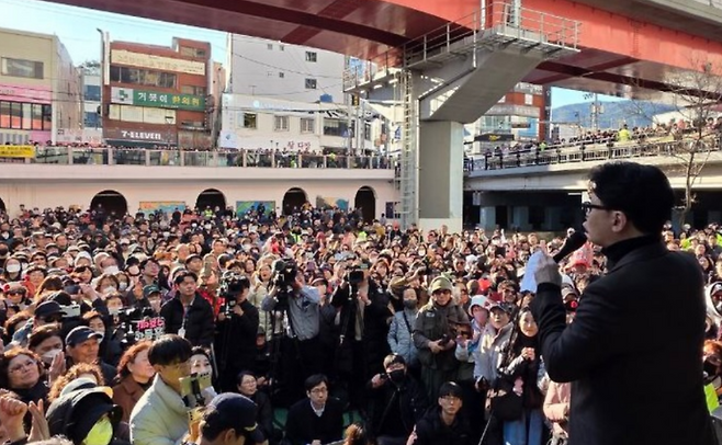 한동훈 전 대표가 지난달 7일 부산 구포시장에 모인 시민들에게 연설하고 있다. (본인 페이스북)