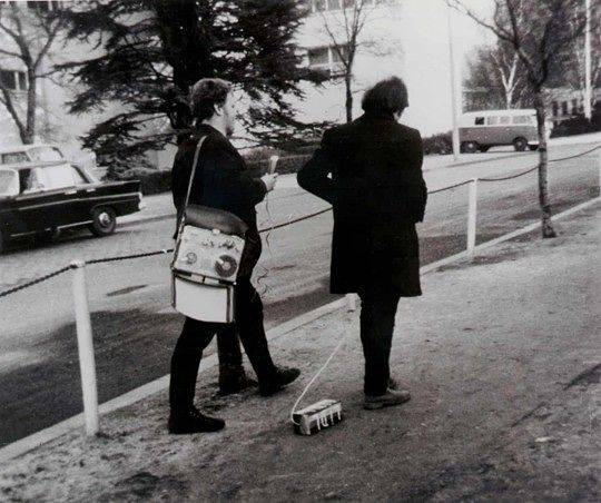 독일 국기색으로 칠한 나무 토막을 끌고 다닌 1968년의 퍼포먼스. [사진 이사빈]