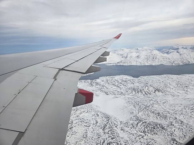지난 1월 2일(현지시간) 그린란드 수도 누크행 비행기에서 내려다본 눈 덮인 그린란드. 연합뉴스