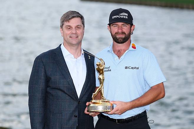 브라이언 롤랩 PGA 투어 CEO가 '제5의 메이저' 플레이어스 챔피언십 우승자인 캐머런 영과 기념촬영을 하고 있다. AFP=연합뉴스