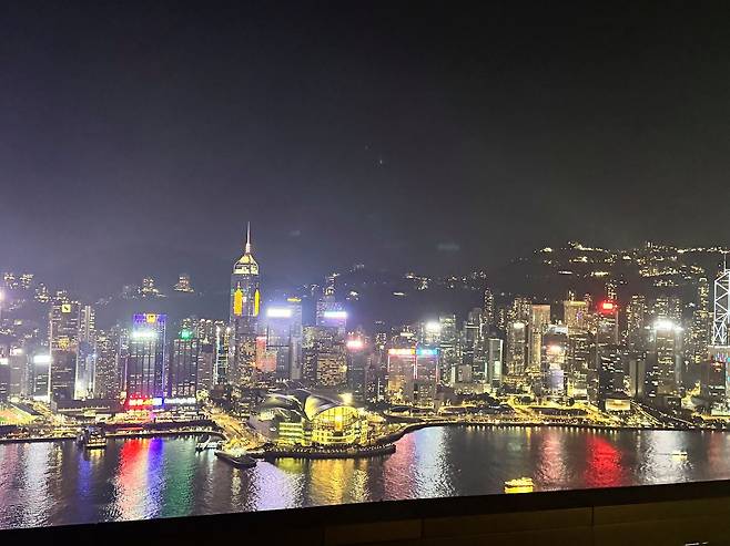 실제 로즈우드 홍콩 객실에서 바라본 모습. 홍콩의 야경이 한눈에 보인다. 사진 선희연 기자