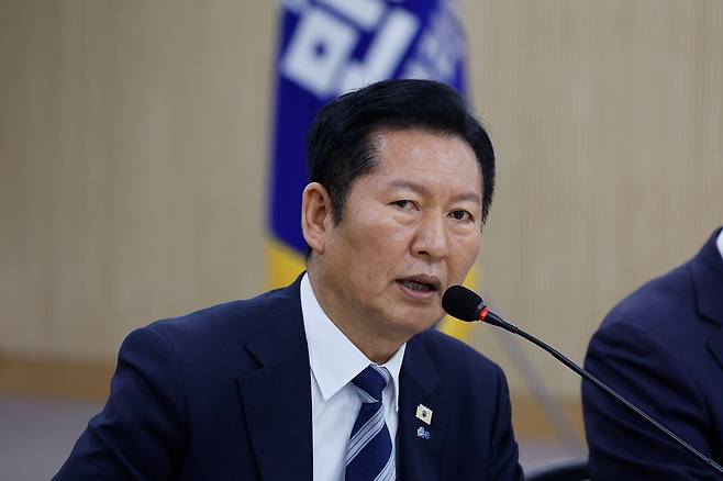 정청래 더불어민주당 대표가 10일 전남 담양농협본점에서 열린 민주당 현장최고위원회의에서 모두발언하고 있다. 뉴스1