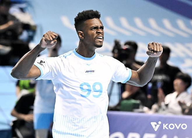 10일 인천 계양체육관에서 열린 현대캐피탈과의 챔프전 5차전에서 블로킹을 한 뒤 기뻐하는 대한항공 호세 마쏘. 사진 한국배구연맹