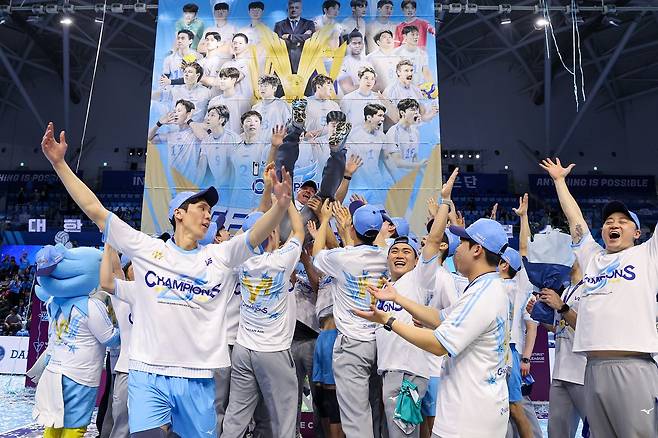 (인천=뉴스1) 안은나 기자 = 대한항공 점보스 선수들이 10일 오후 인천 계양체육관에서 열린 프로배구 2025-2026 V-리그 남자부 챔피언 결정전 5차전 현대캐피탈 스카이워커스와의 경기에서 최종 우승을 확정, 헤난 감독을 헹가래하고 있다. 2026.4.10/뉴스1