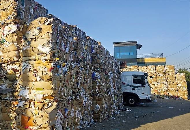 < 폐지 산더미 > 9일 경기 남양주에 있는 폐지업체 노원알씨의 집하장에 폐지 압축 더미가 쌓여 있다. 주요 제지 공장 가동이 중단되면서 폐지가 외부로 반출되지 못하고 있어서다. /노원알씨 제공