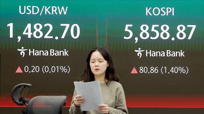 미국과 이란의 첫 종전 협상을 앞두고 10일 코스피지수는 1.40% 오른 5858.87에 거래를 마쳤다. 원·달러 환율은 서울외환시장에서 주간 거래 종가 기준으로 전날과 같은 1482.5원에 마감했다.  /연합뉴스