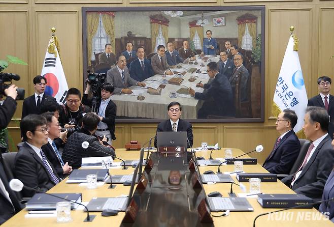 이창용 한국은행 총재가 10일 서울 중구 한국은행 본관에서 열린 금융통화위원회 본회의를 주재하고 있다. 사진공동취재단