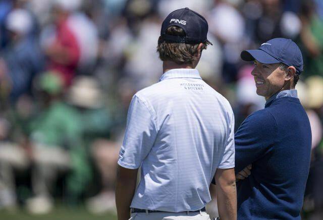 9일(현지시간) 미국 조지아주 오거스타의 오거스타 내셔널GC에서 열린 PGA투어 마스터스 토너먼트 1라운드에서 5타를 줄인 로리 매킬로이가 동반자인 아마추어 메이슨 하웰과 대화를 나누고 있다. 마스터스조직위