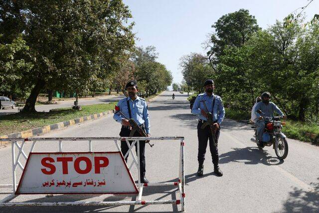 파키스탄 경찰관들이 10일(현지시간) 미국·이란 간 첫 대면 협상이 열릴 예정인 파키스탄 이슬라마바드 세레나 호텔 인근 검문소를 지키고 있다. 로이터연합뉴스
