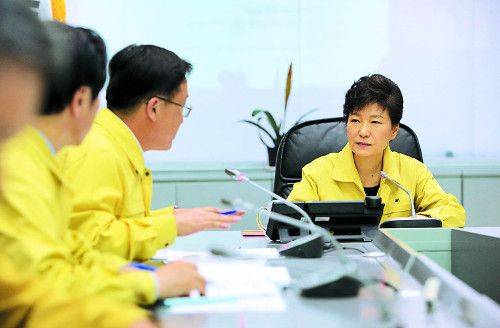 박근혜 대통령이 2014년 4월 16일 중앙재난안전대책본부를 방문해 보고를 받고 있다. 청와대 제공