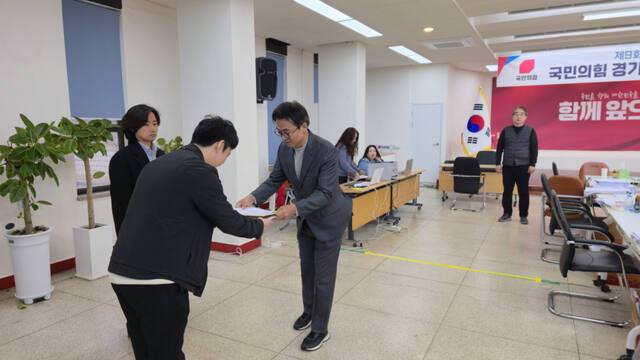 10일 오전 여론조사 업체들이 광주시장 후보자가 의뢰한 여론조사 결과를 밀봉, 공관위원인 홍형선 화성갑당협위원장에게 전달하고 있다. 김경희기자