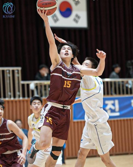 10일 용산고 배대범(가운데)이 삼일고 수비진을 뚫고 레이업슛을 넣고 있다. [한국중고농구연맹 제공]