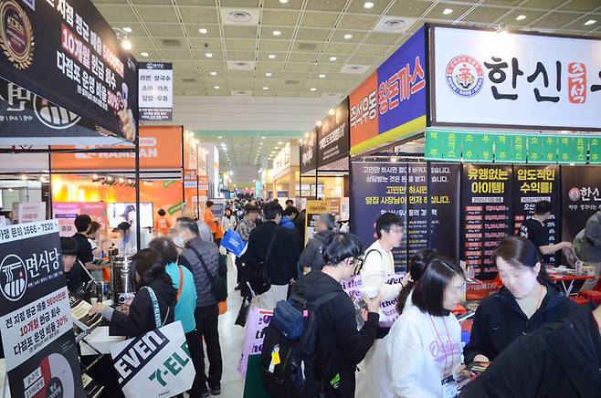 서울 코엑스에서 열린 2026 IFS 프랜차이즈 창업·산업 박람회에 다양한 외식 브랜드 부스가 들어서 있다. <부자비즈>