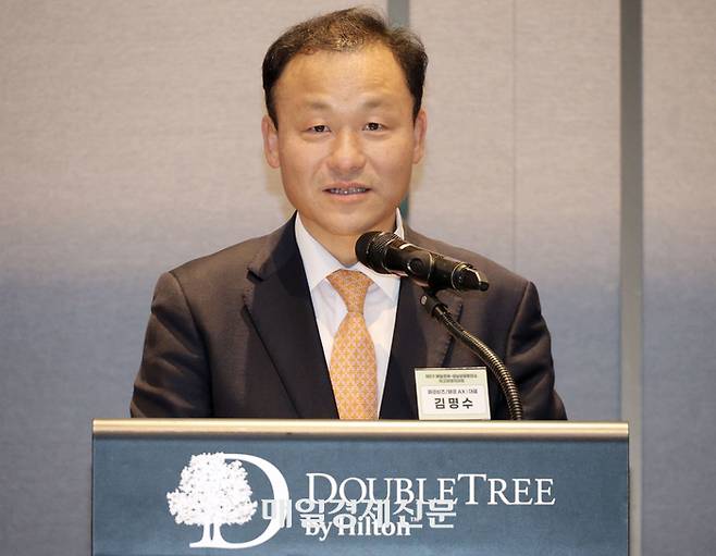 김명수 매경비즈·AX대표가 10일 열린 ‘제8기 매일경제-성남상공회의소 최고경영자과정’ 입학식에서 축사를 하고 았다. [유용석 기자]