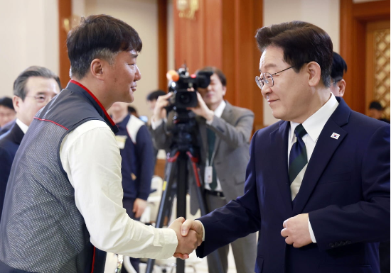 이재명 대통령과 양경수 민주노총 위원장이 10일 청와대에서 열린 전국민주노동조합총연맹 초청 간담회에서 악수하고 있다. (뉴스1)