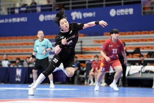 사진 삼척시청 정현희의 7미터 드로우