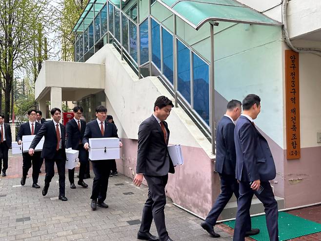 10일 정오 마감된 압구정3구역 재건축 시공사 입찰에서 현대건설 관계자들이 입찰제안서를 내기 위해 이동하고 있다./사진=남미래 기자