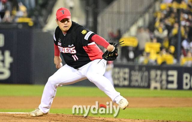 2026년 4월 1일 오후 서울 잠실구장에서 '2026 신한 SOL KBO리그' KIA 타이거즈와 LG 트윈스의 경기. KIA 조상우가 6회말 1사 만루서 구원등판해 역투하고 있다./마이데일리